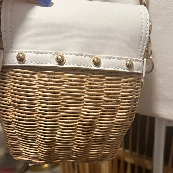 Tommy Bahama White Wicker Crossbody Bag with Gold Chain Accent - Picture 9 of 10